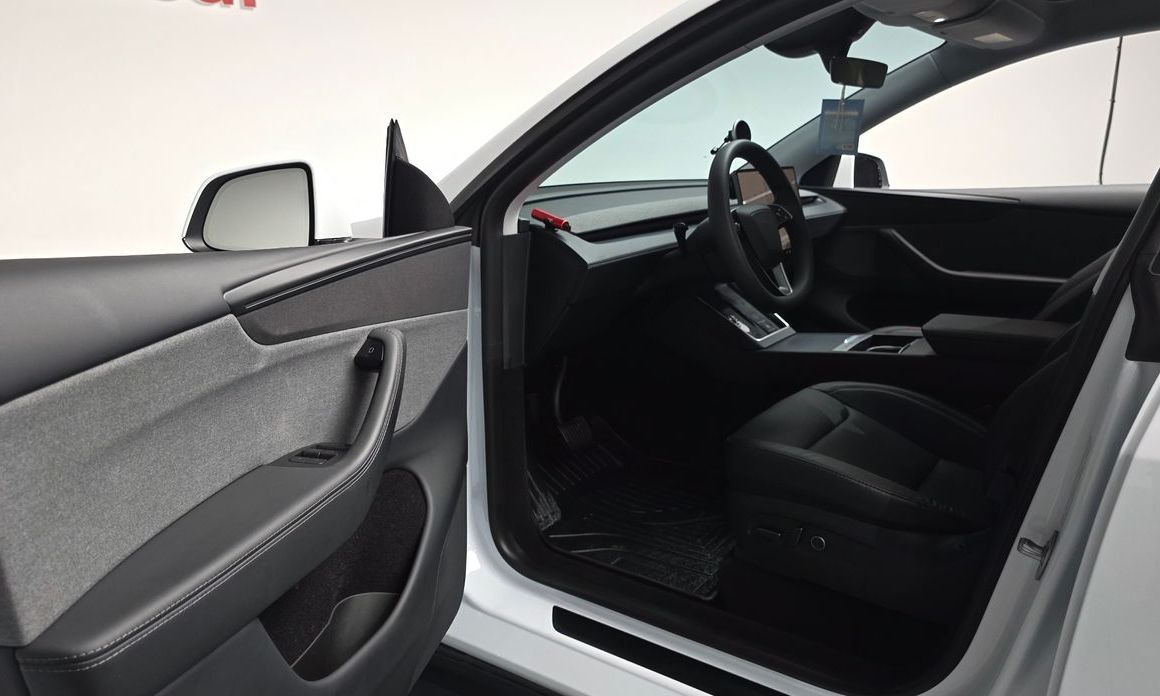 Tesla Model Y 2025