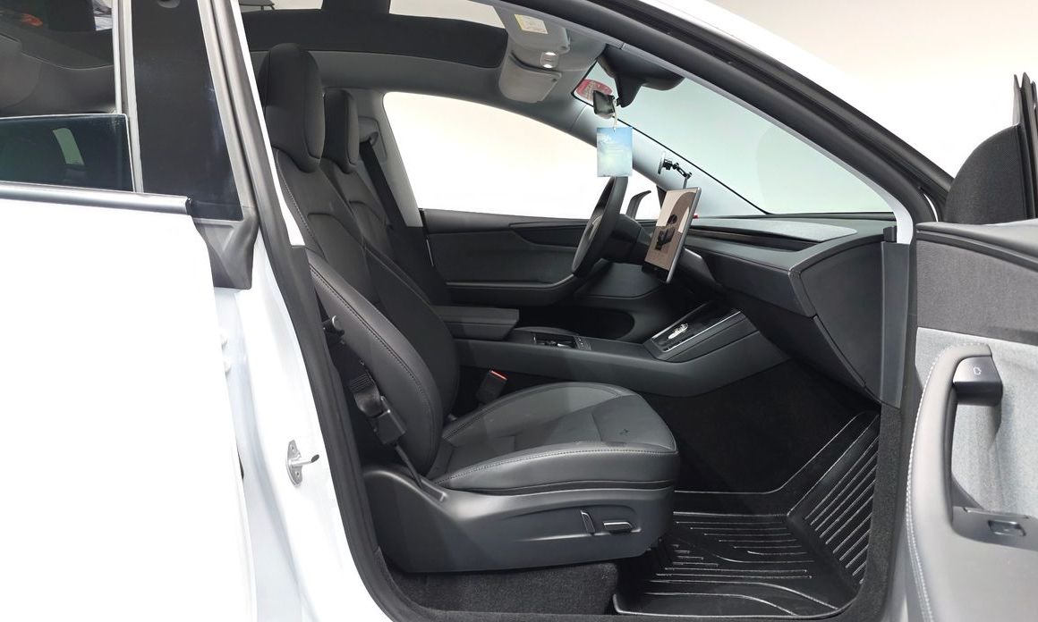 Tesla Model Y 2025