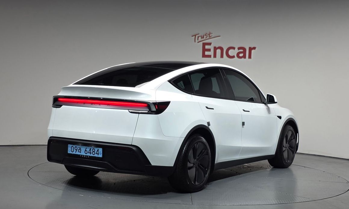 Tesla Model Y 2025