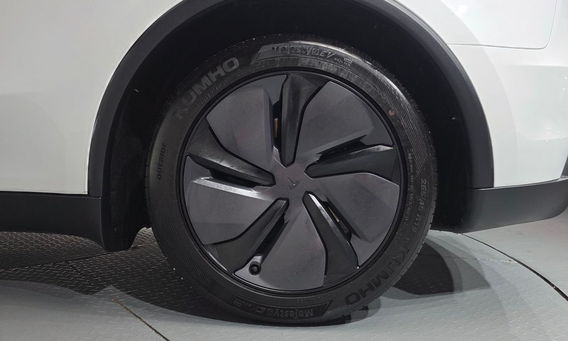 Tesla Model Y 2025
