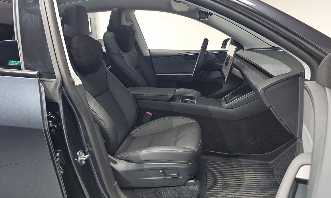Tesla Model Y 2025