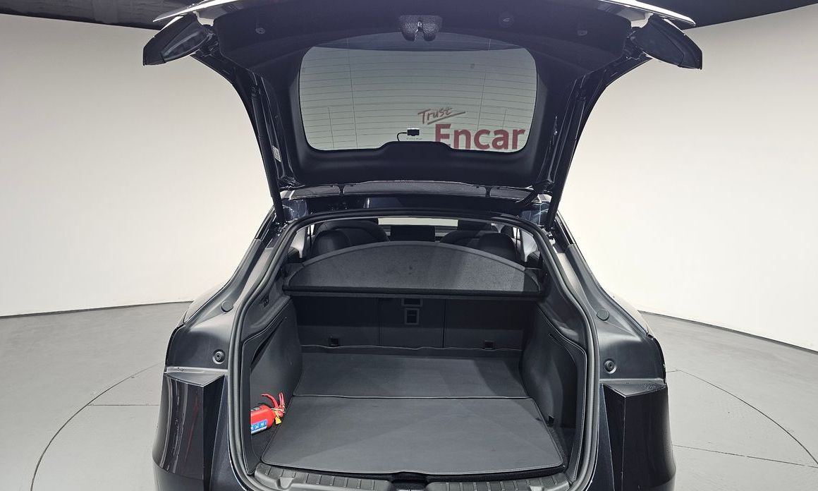 Tesla Model Y 2025