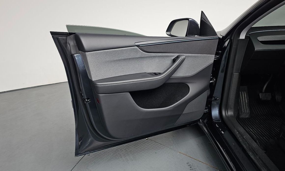 Tesla Model Y 2025