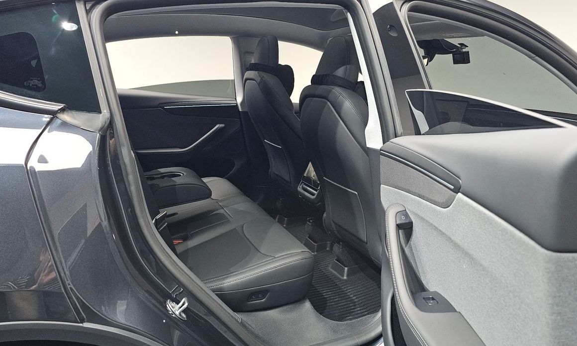 Tesla Model Y 2025