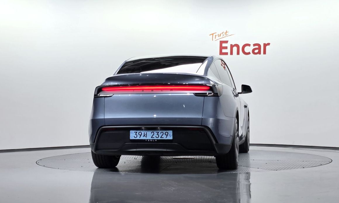 Tesla Model Y 2025