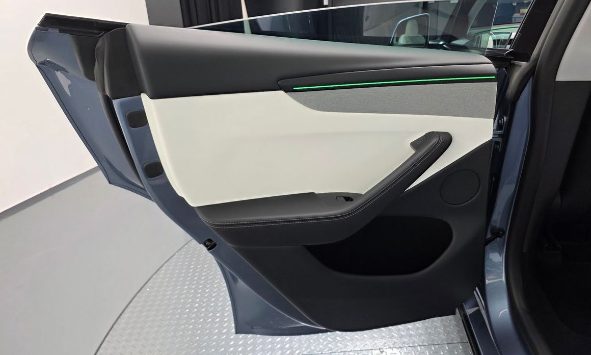 Tesla Model Y 2025