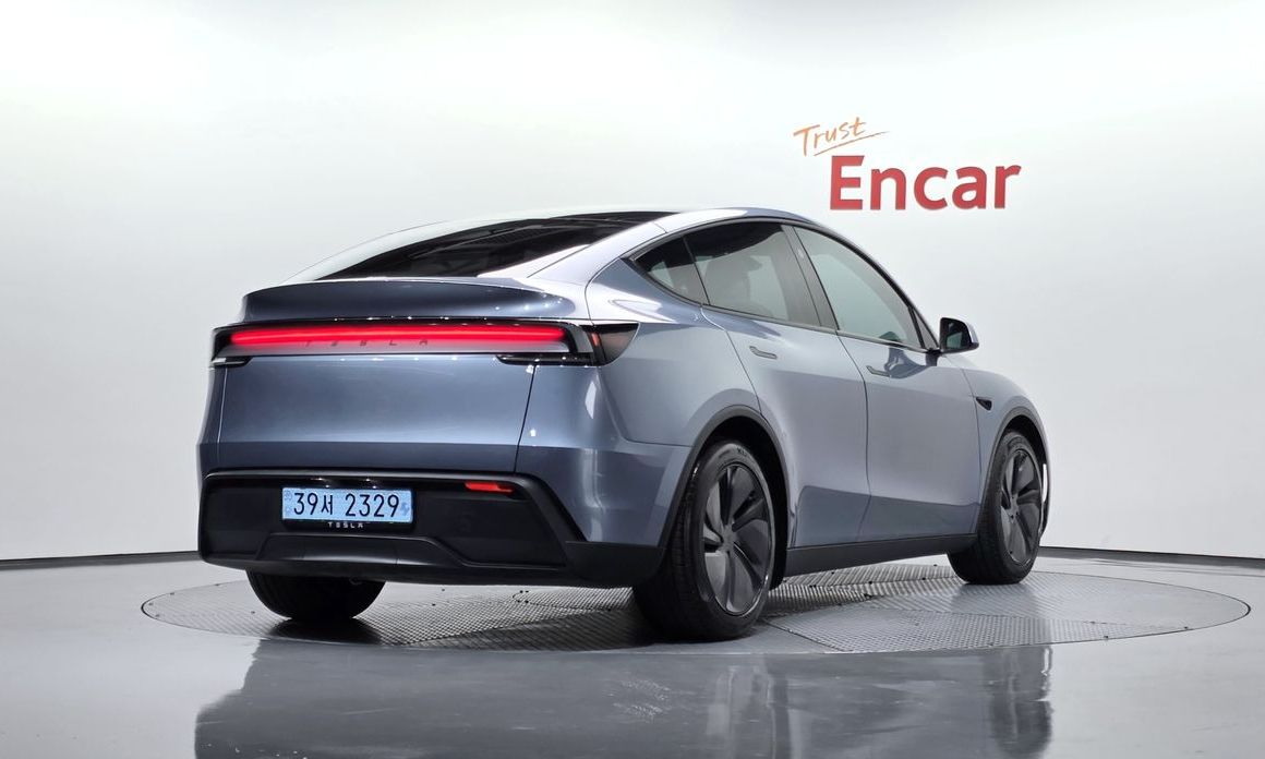 Tesla Model Y 2025
