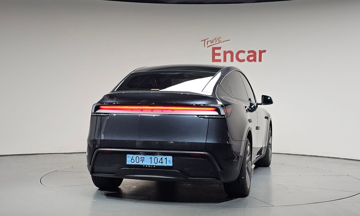 Tesla Model Y 2025