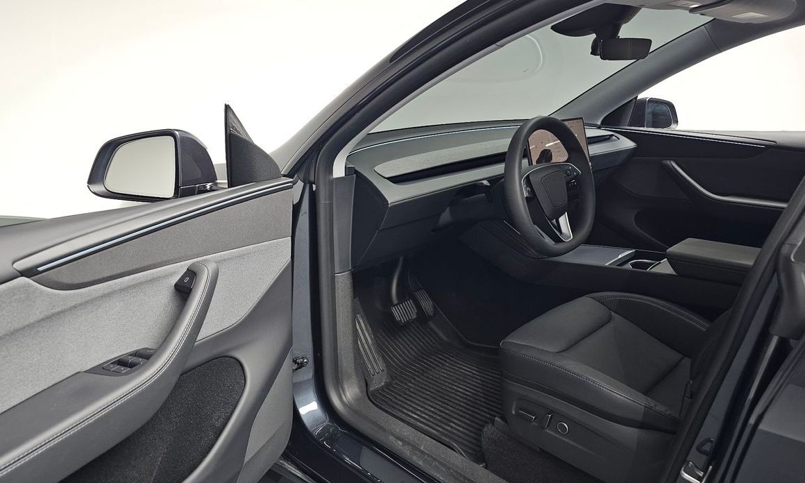 Tesla Model Y 2025