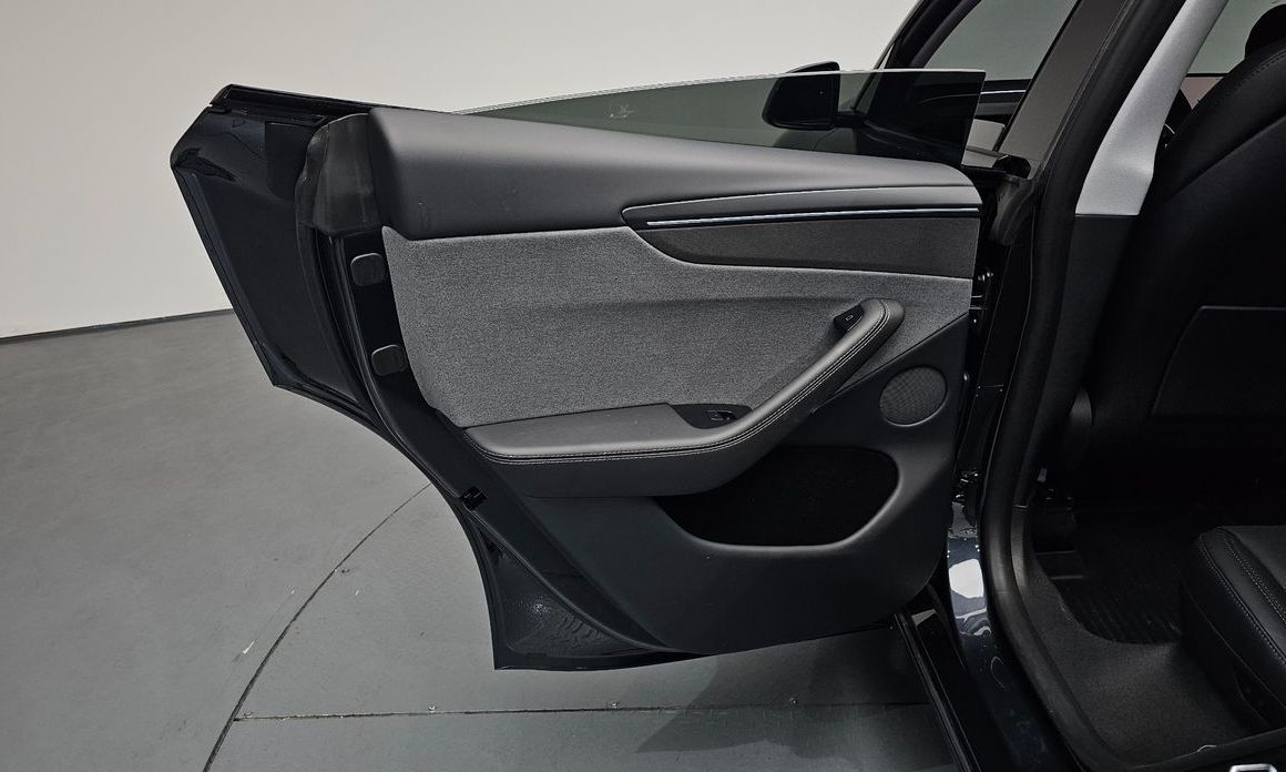 Tesla Model Y 2025