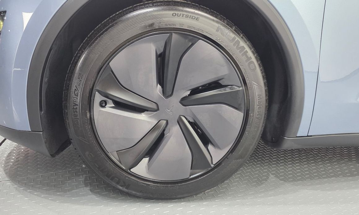 Tesla Model Y 2025