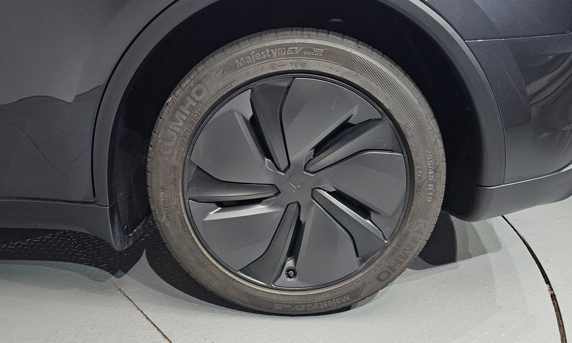 Tesla Model Y 2025