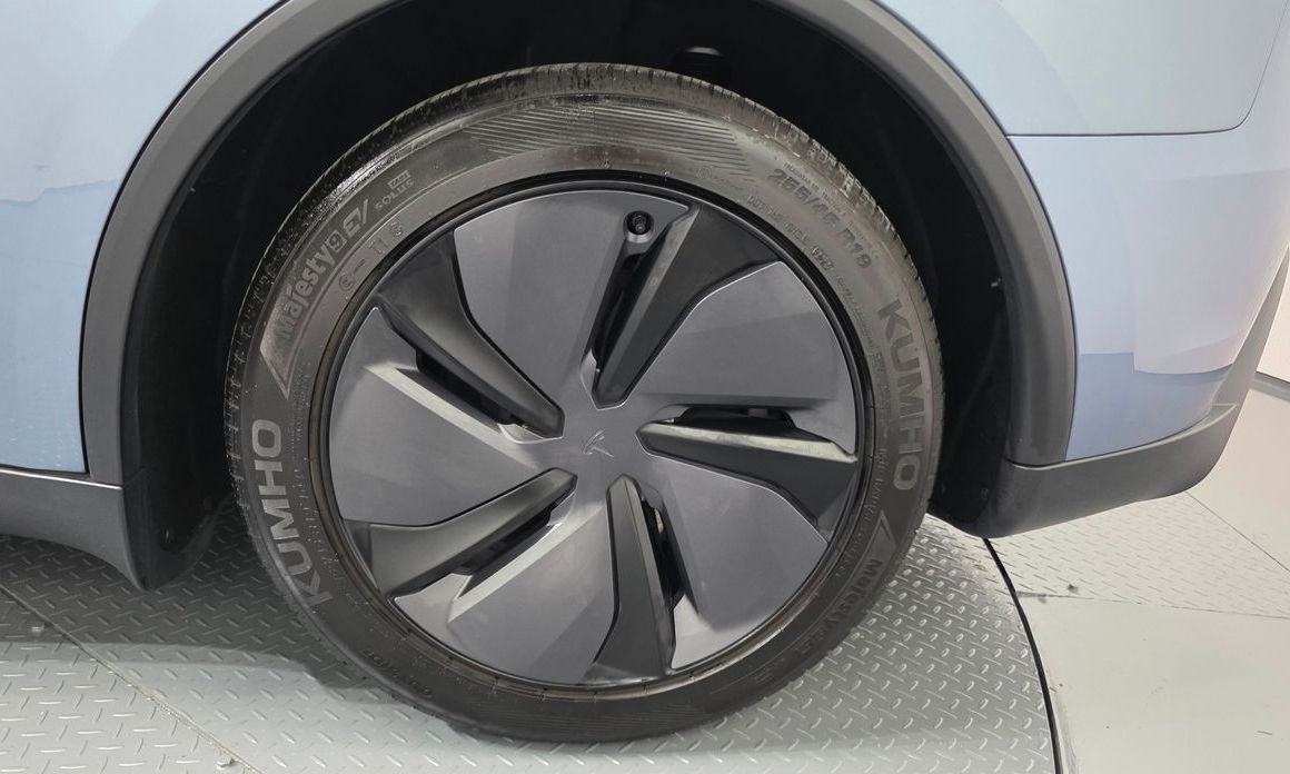 Tesla Model Y 2025