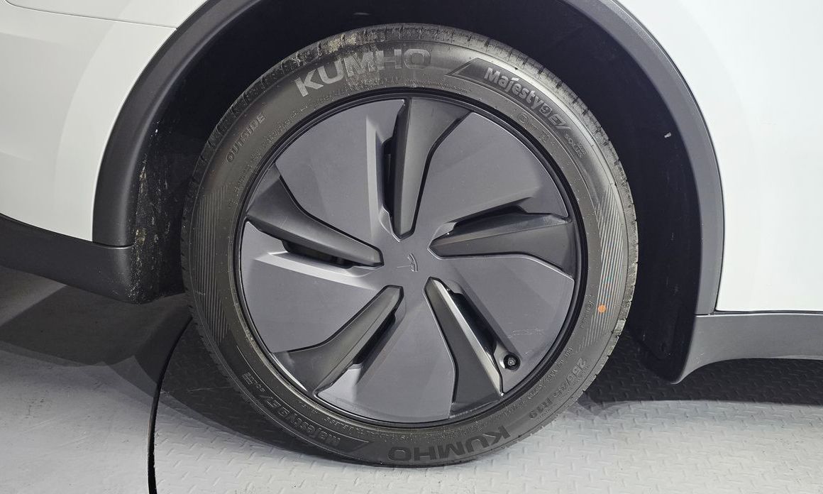 Tesla Model Y 2025