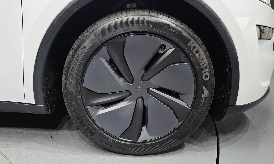 Tesla Model Y 2025
