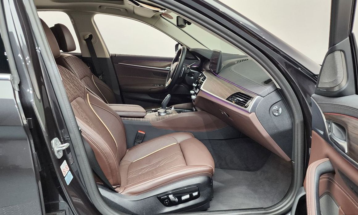 BMW 5-Series 2023