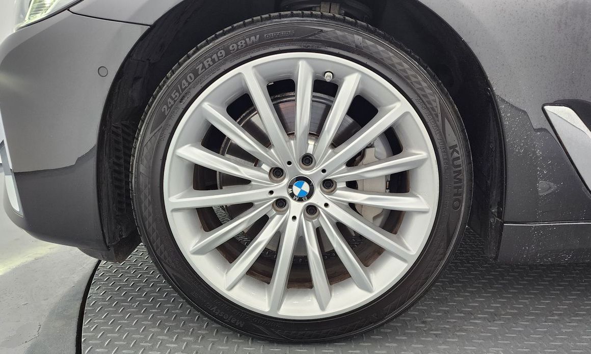 BMW 5-Series 2023