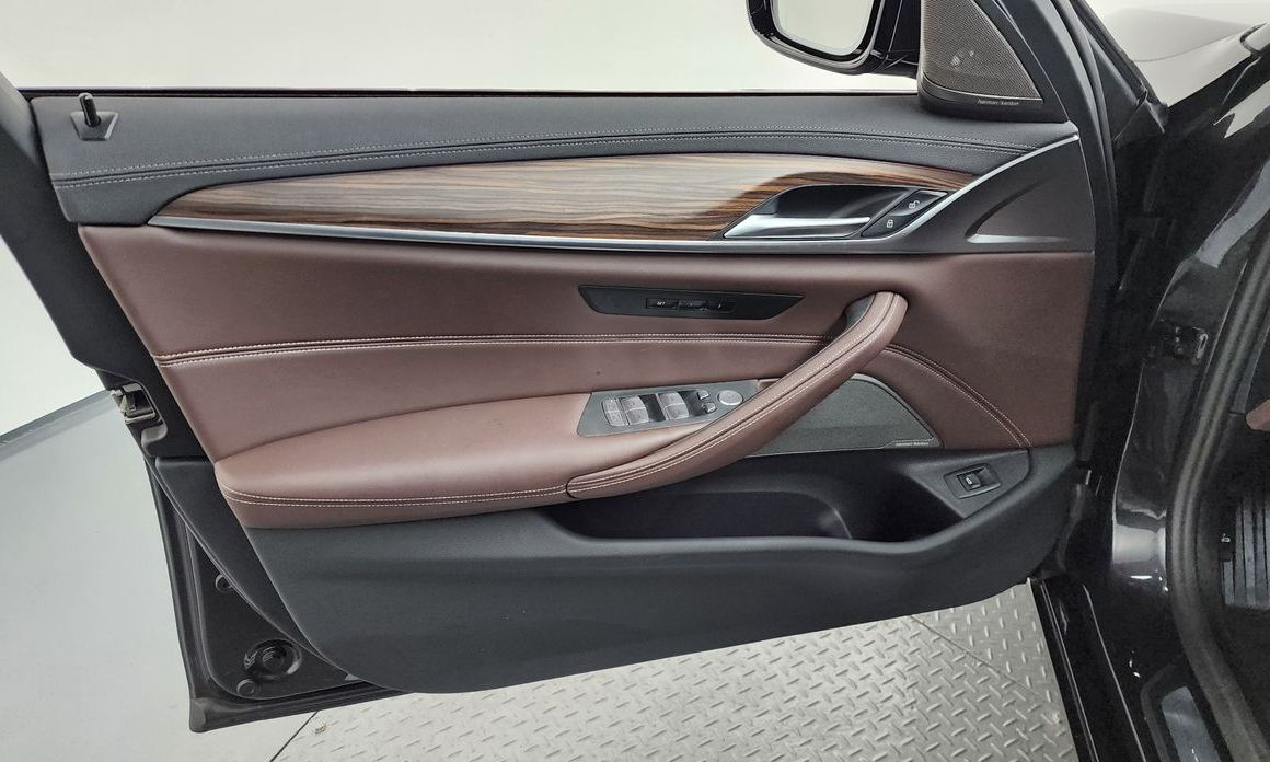 BMW 5-Series 2023