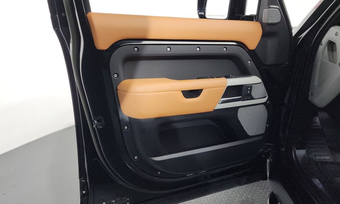 Land Rover Defender 2023