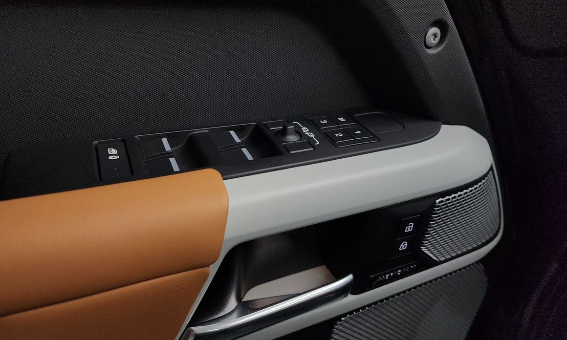 Land Rover Defender 2023
