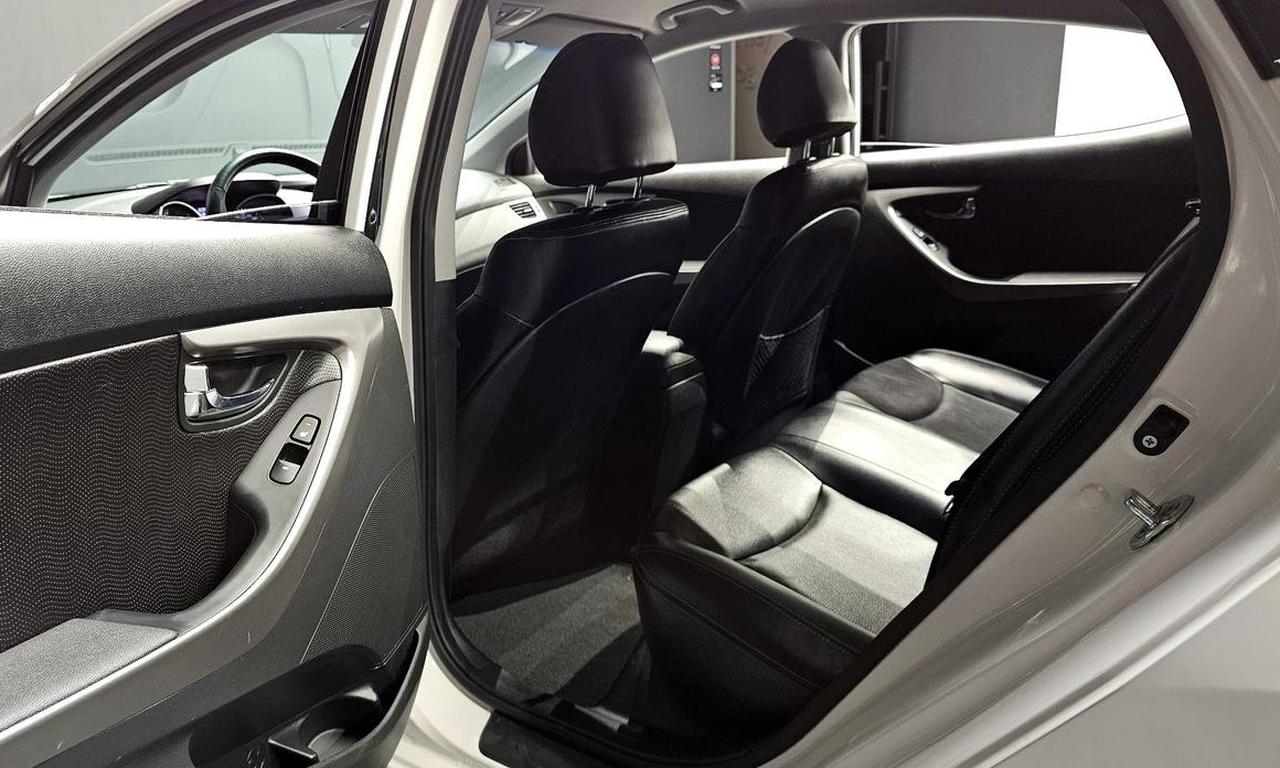 Hyundai AVANTE 2012