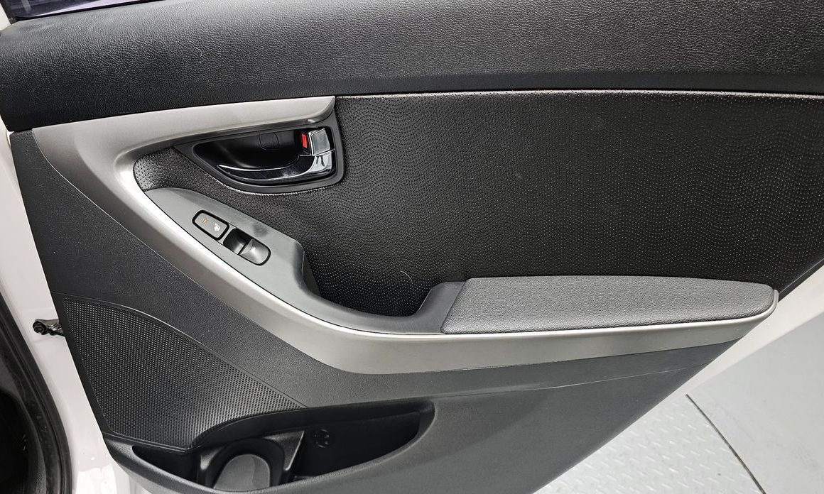 Hyundai AVANTE 2012