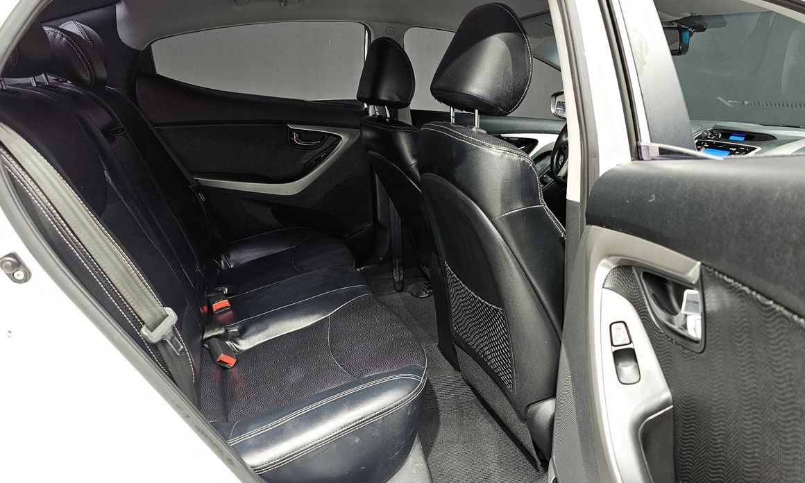 Hyundai AVANTE 2012