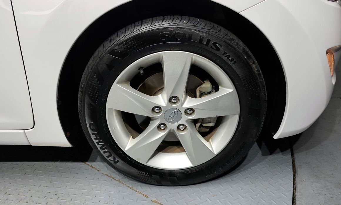 Hyundai AVANTE 2012
