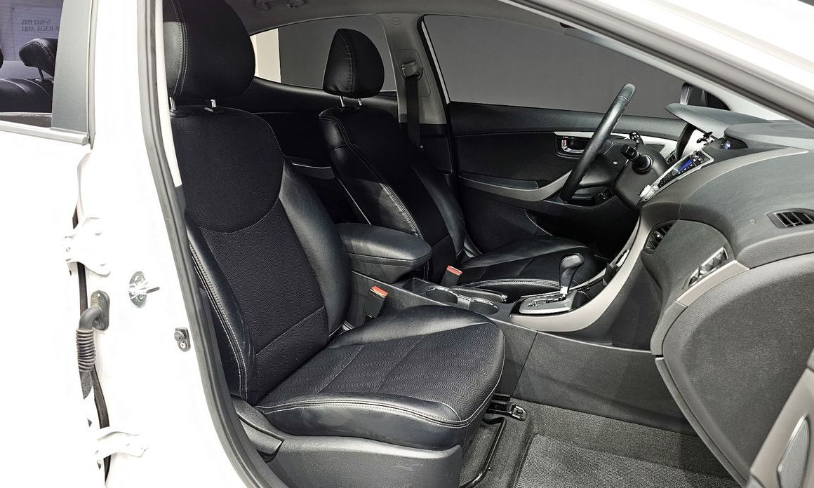 Hyundai AVANTE 2012