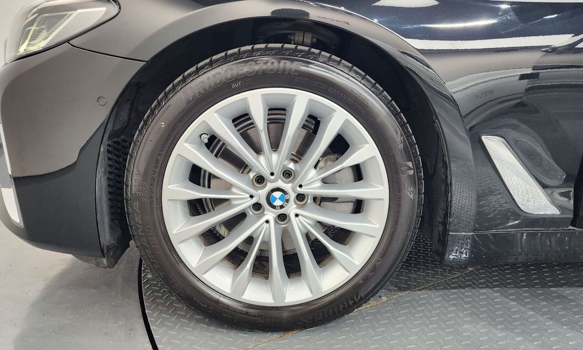 BMW 5-Series 2023