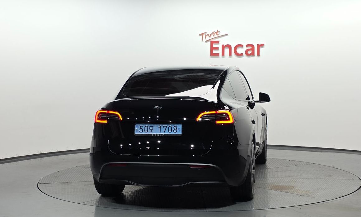 Tesla Model Y 2024