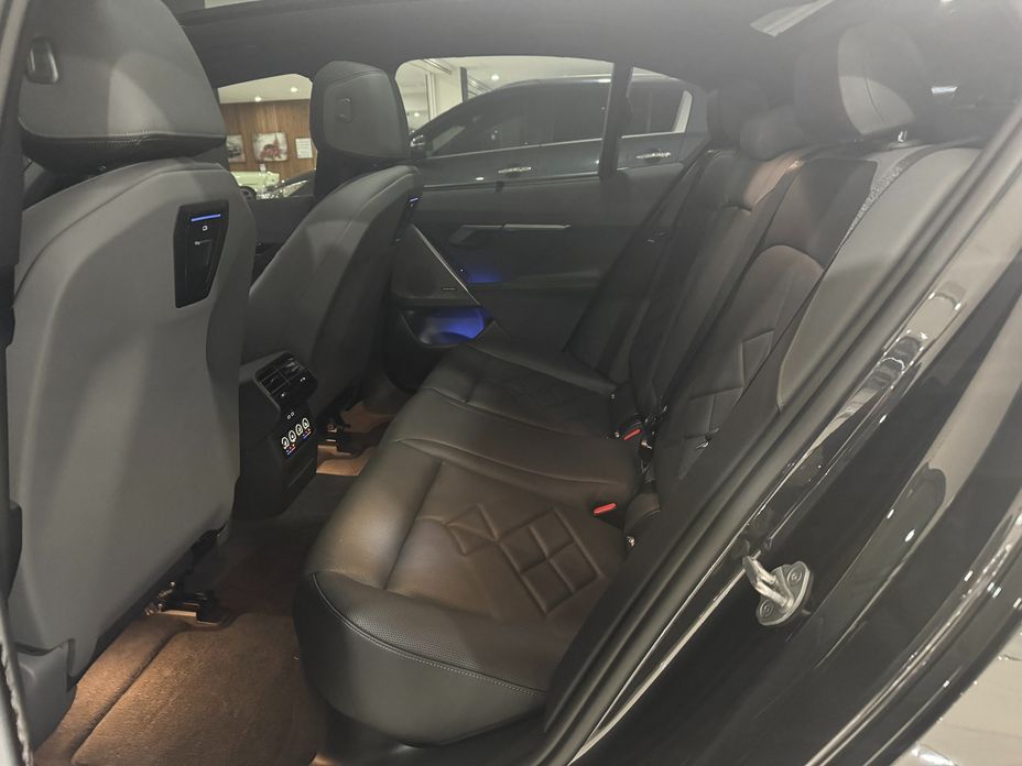 BMW 5-Series 2024