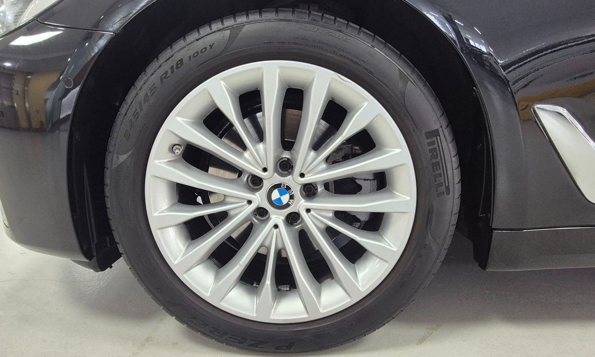 BMW 5-Series 2023