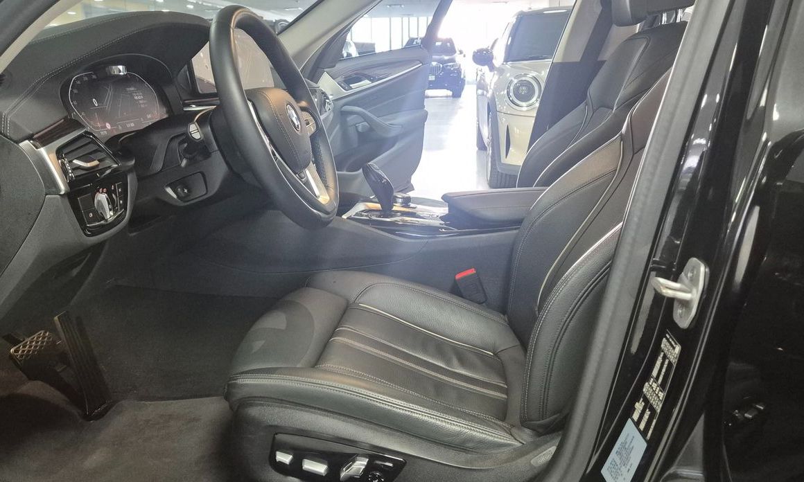 BMW 5-Series 2023