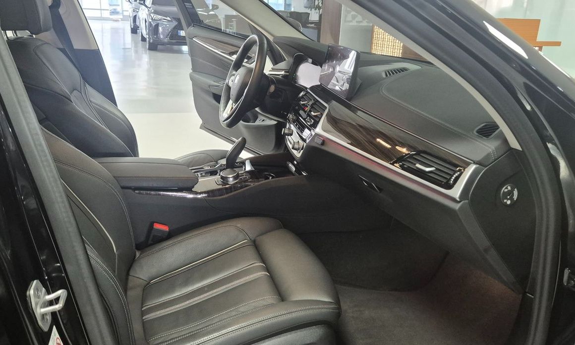 BMW 5-Series 2023