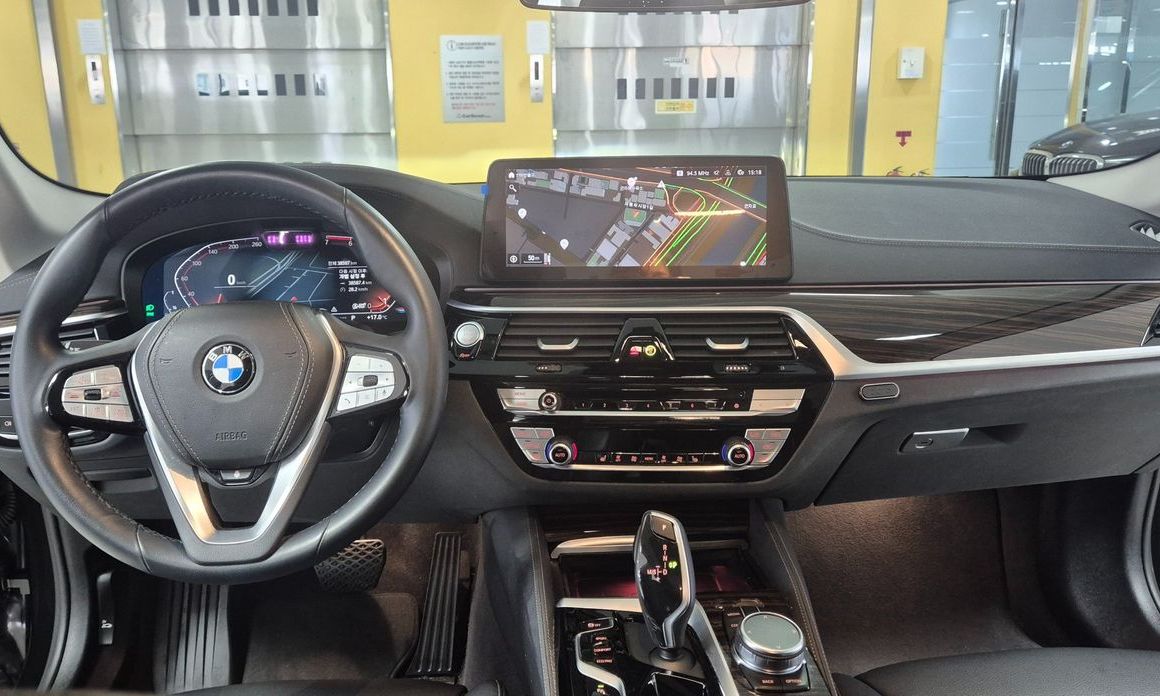 BMW 5-Series 2023