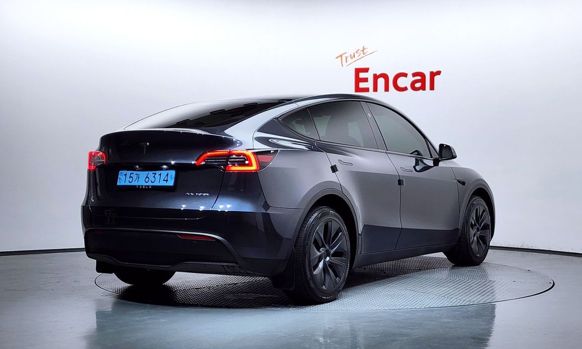 Tesla Model Y 2024
