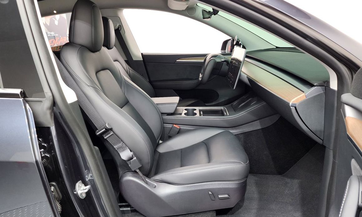 Tesla Model Y 2024