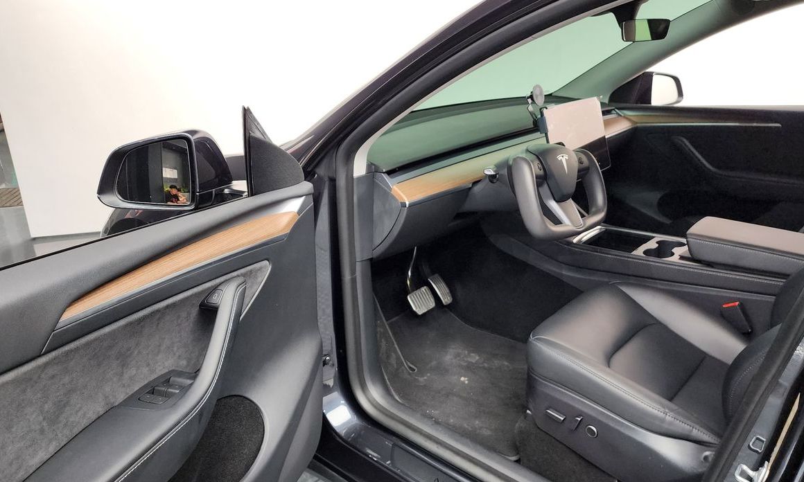 Tesla Model Y 2024