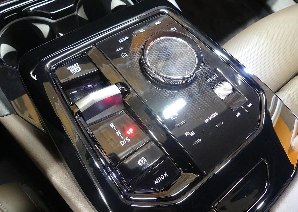 BMW 5-Series 2024