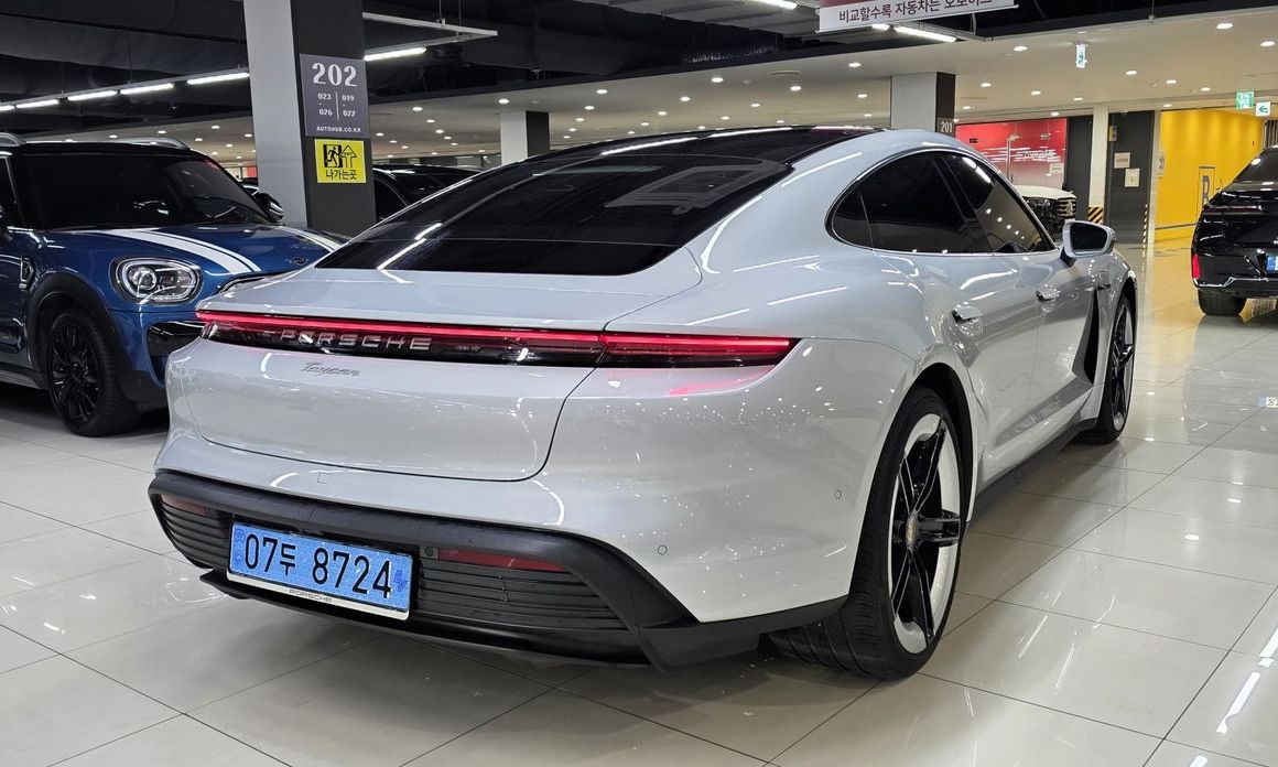Porsche Taycan 2025