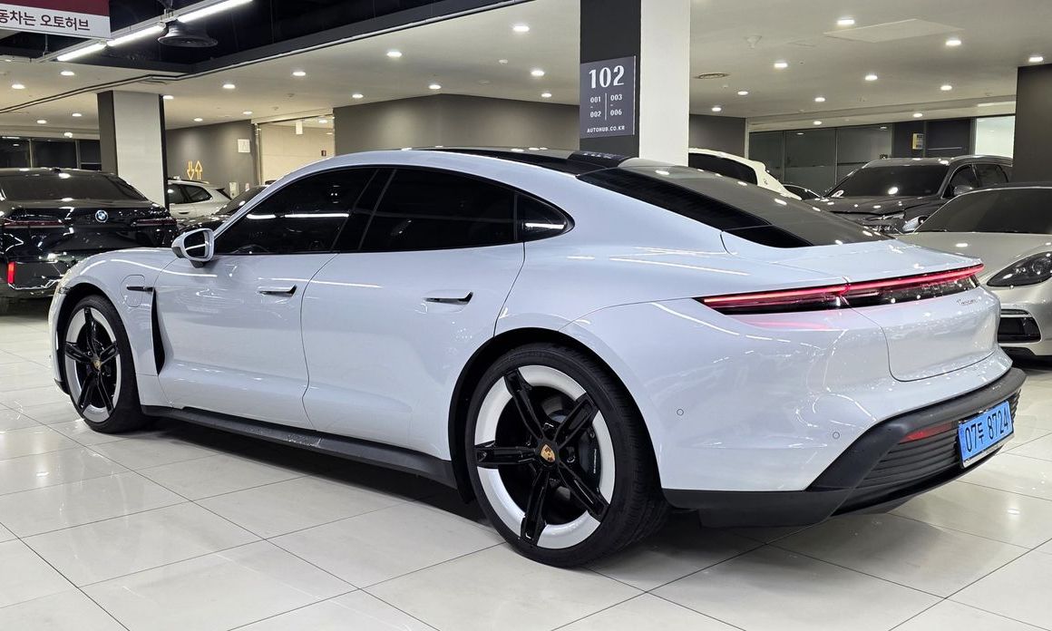 Porsche Taycan 2025