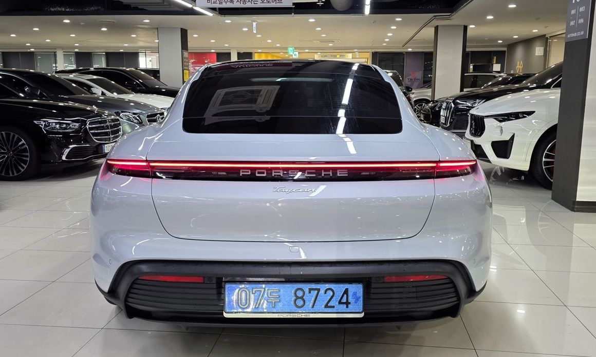 Porsche Taycan 2025