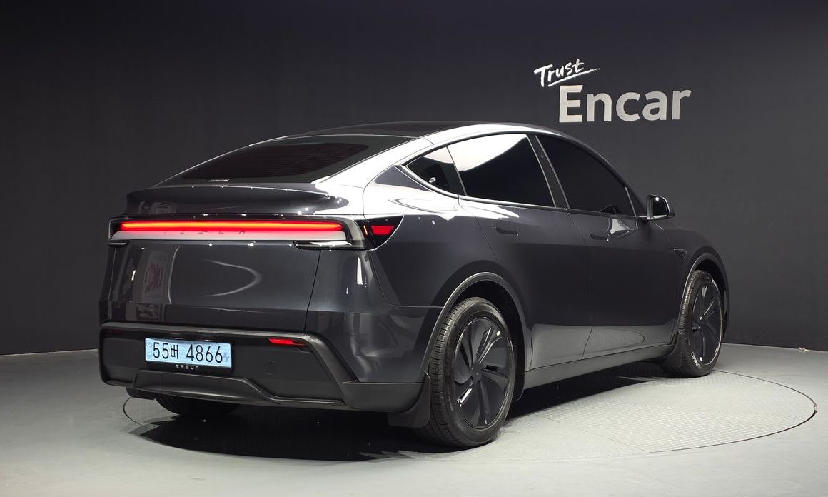 Tesla Model Y 2025