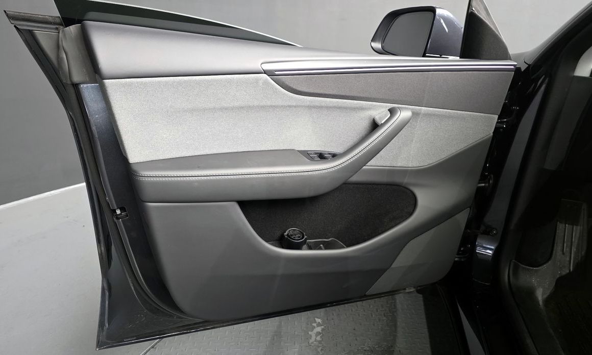 Tesla Model Y 2025