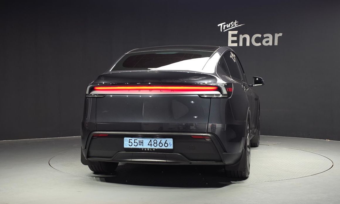 Tesla Model Y 2025