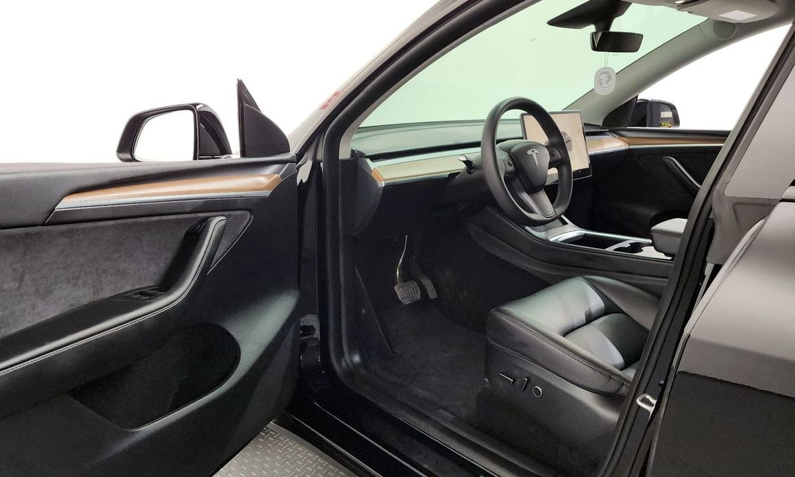 Tesla Model Y 2024