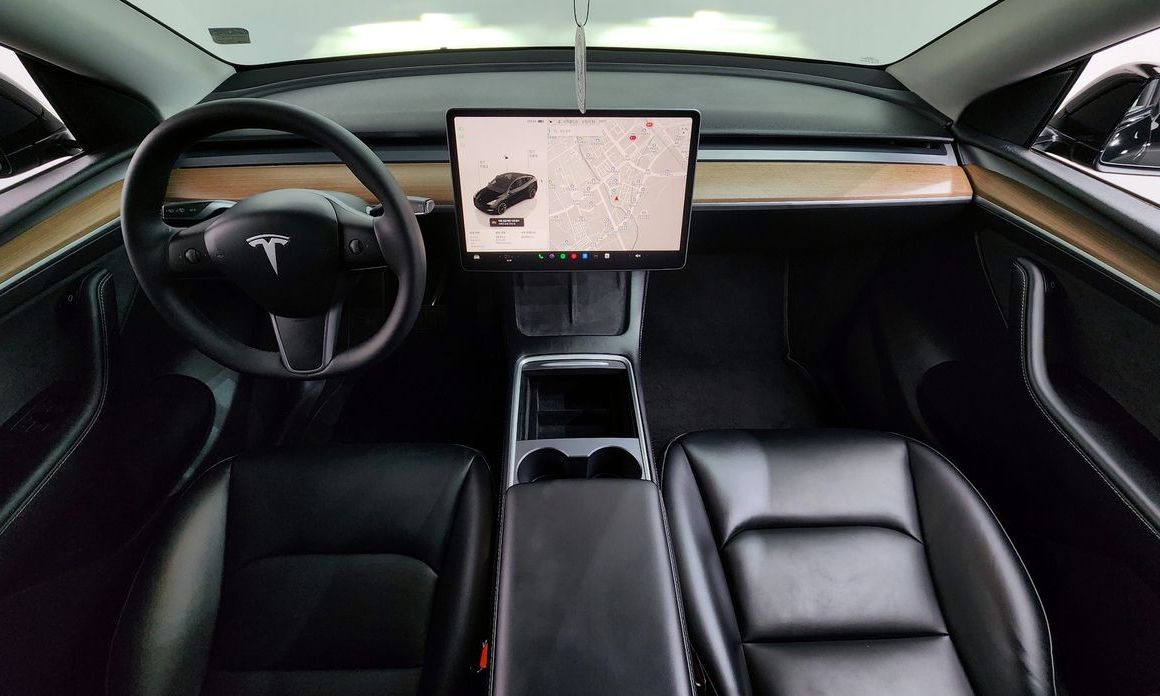 Tesla Model Y 2024