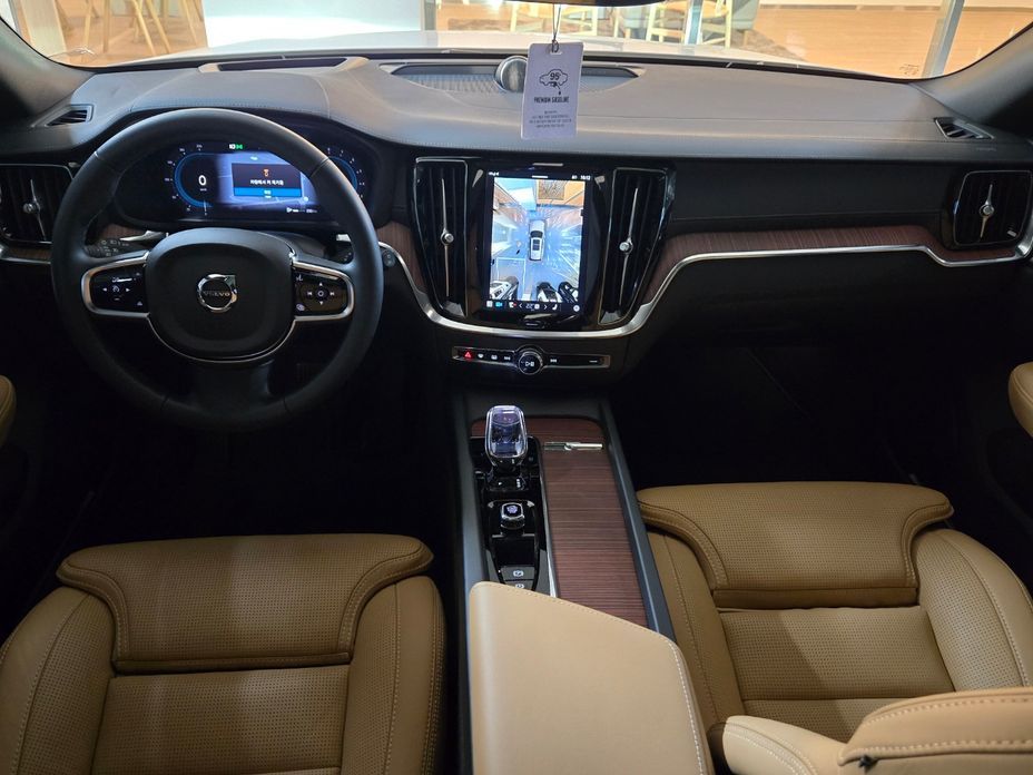 Volvo V60 2025