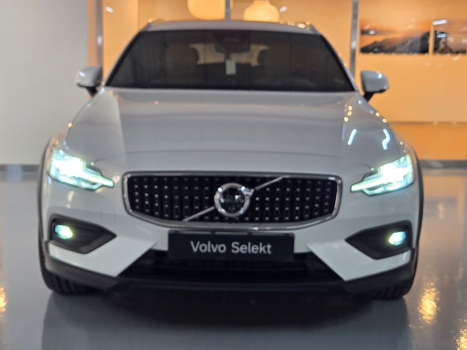 Volvo V60 2025